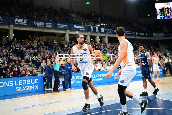 Antonios Karagiannidis (29; Promitheas Patras Vikos Cola) mit Ball