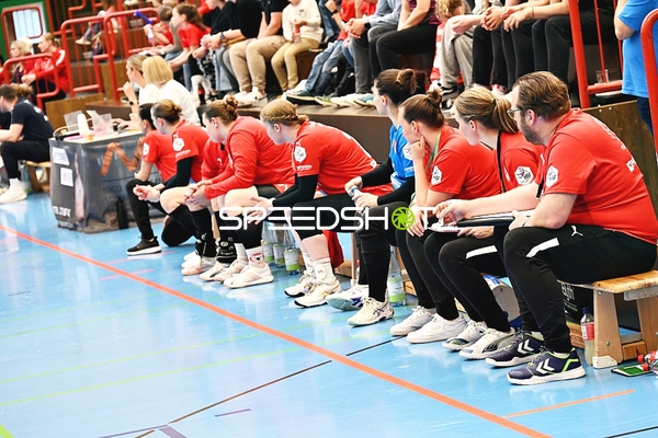 Spieler der Kurpfalz Bären warten auf ihren Einsatz