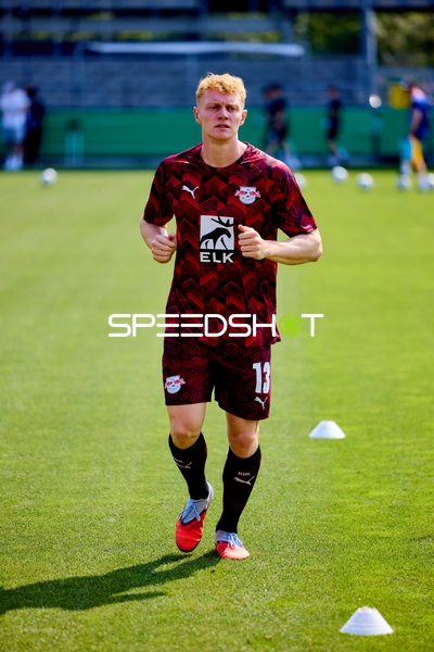 Aufwärmen Nicolas Seiwald (13; RB Leipzig) auf dem Feld