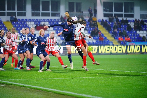 Kopfballduell im Strafraum