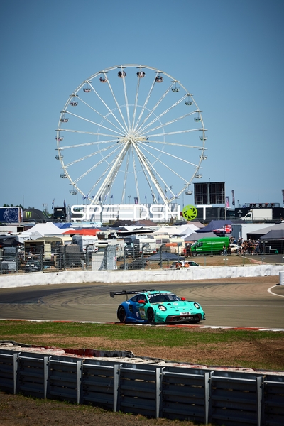 Falken Motorsports Porsche auf der Rennstrecke