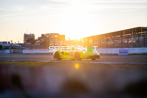 Rennfahrzeug auf der Rennstrecke