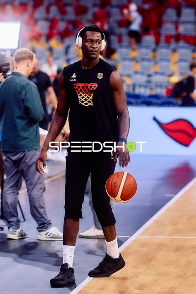 Isaac Bonga (0; Deutschland) beim Aufwärmen