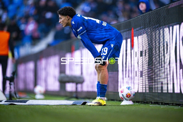 Freistoßvorbereitung Louey Ben Farhat (19; Karlsruher SC)