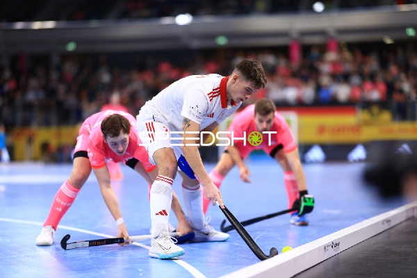 Luca Großmann (19; Deutschland) verteidigt im SNP Dome