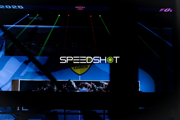 Teams sammeln sich in Halle