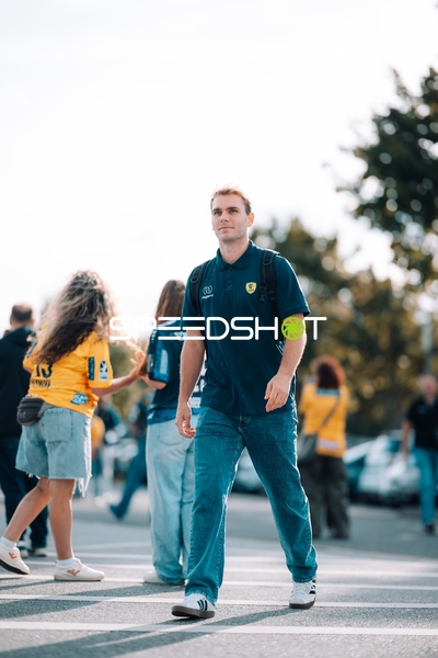 Personen laufen auf dem Parkplatz