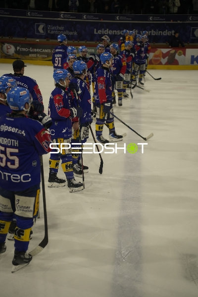 Spieler von EHC Kloten und Fribourg-Gotteron in Reihe