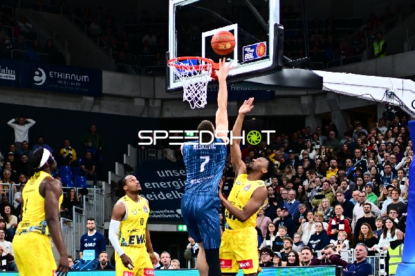 Spielaktion mit Dusan Neskovic (7; MLP Academics Heidelberg) und James Woodard (10; EWE Baskets Oldenburg)