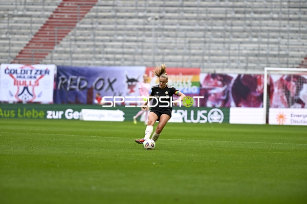 Spielerin mit Ball am Fuß