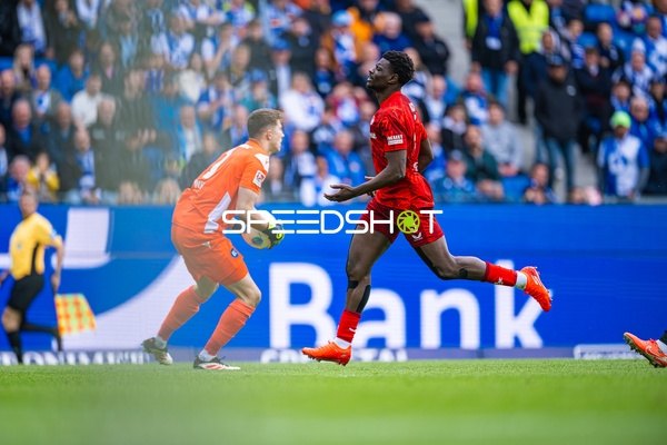 Max Weiß (1, Karlsruher SC) fängt Ball vor Ragnar Ache (9, 1. FC Kaiserslautern)