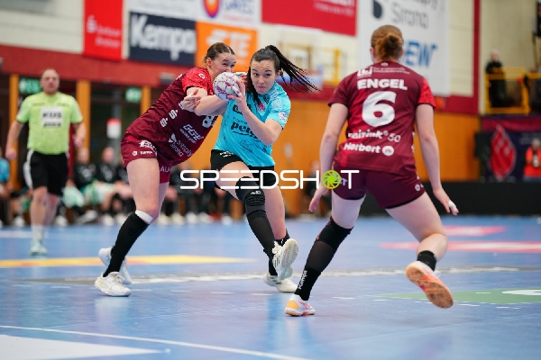 Szene mit Lena Sophia Degenhardt (8; HSG Bensheim/Auerbach) und Jana Scheib (20; Thüringer HC)