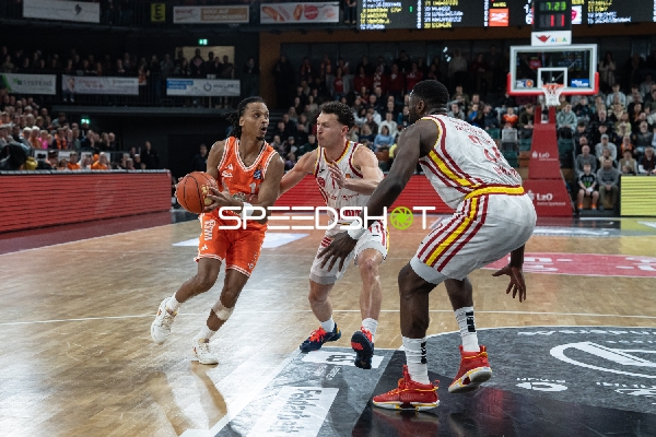 Spielaktion mit Alonzo Verge Jr. (11; Rasta Vechta) und Brae Ivey (11; Würzburg Baskets)
