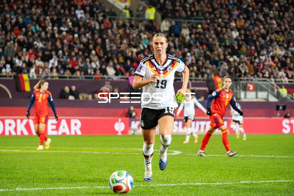 Klara Bühl mit Ball