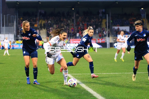Spielerinnen kämpfen um Ball