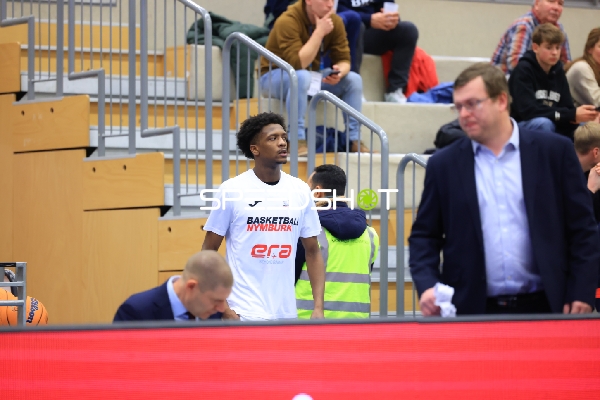 Sir Jabari Rice (10; Basketball Nymburg) am Spielfeldrand