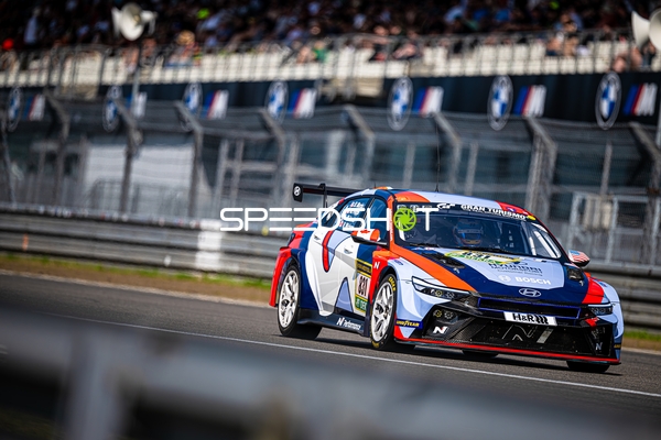 Rennfahrzeug auf der Strecke