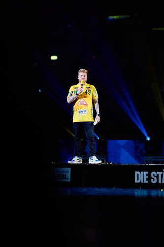 Moderator auf der Bühne