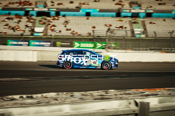 Fahrzeug #488 auf der Rennstrecke