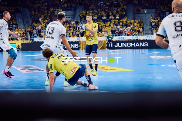 Ein Spieler von Rhein Neckar Löwen fällt auf den Boden, während ein Pass gespielt wird.