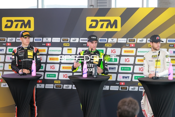 DTM Fahrer bei Pressekonferenz