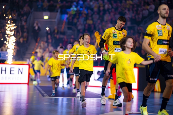 Einlauf von Lukas Sandell (11; Rhein Neckar Löwen) und Sebastian Heymann (13; Rhein Neckar Löwen)