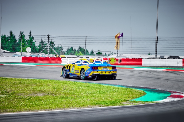 Ford Mustang GT3 auf der Rennstrecke