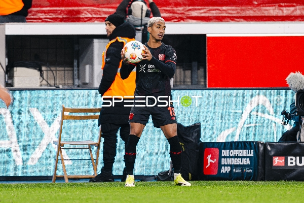 Einwurf von Arthur (13; Bayer 04 Leverkusen)