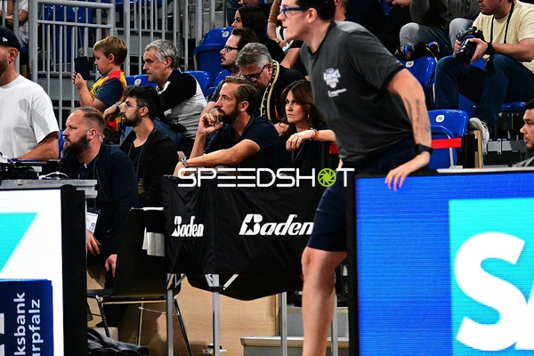 Personen am Spielfeldrand