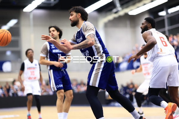 Marcel Keßen (15; MLP Academics Heidelberg) mit Pass, KeyShawn Feazell (6; Basketball Nymburg) verteidigt