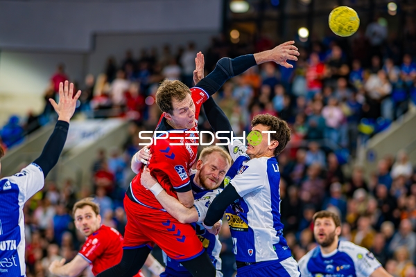 Tom Wolf (10, SG BBM Bietigheim) wirft unter Druck