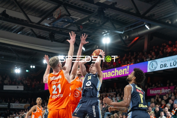 Justin Bean (34; Alba Berlin) mit Wurfversuch gegen Lars Thiemann (21, Rasta Vechta) und Philipp Herkenhoff (14, Rasta Vechta)