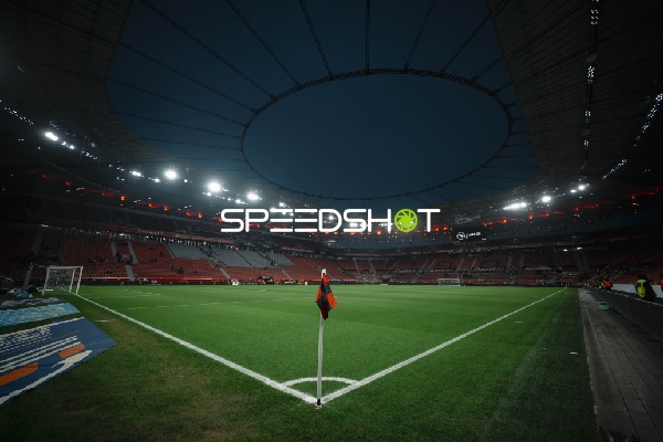 Leeres Spielfeld BayArena