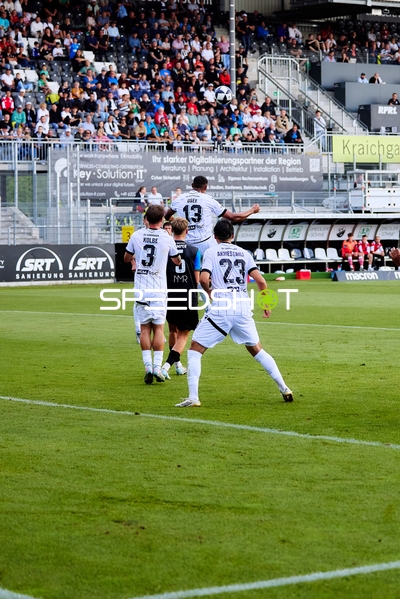 Kopfballduell im Strafraum