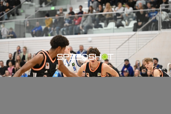 Tobias Rainer Holbach (17; OrangeAcademy Ulm) verteidigt