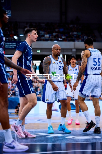 Spielszene mit Andrew O’Brien (3;MLP Academics Heidelberg), Jordan Theodore (25;Frankfurt Skyliners), Kamaka Hepa (44;Frankfurt Skyliners), David Muenkat (55;Frankfurt Skyliners)