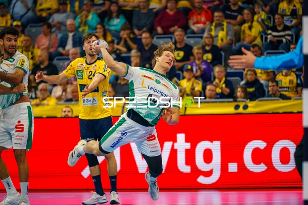 Patrick Groetzki (24; Rhein Neckar Löwen) verteidigt gegen Blaer Hinriksson (44; SC DHfK Leipzig)