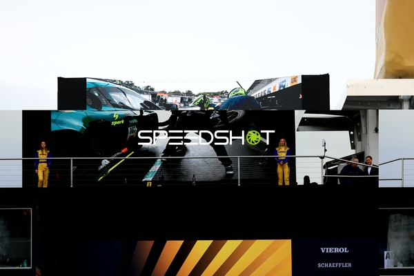 Rennfahrzeug beim Boxenstopp