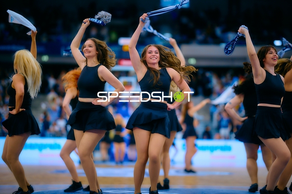 Tanz und Begeisterung: Cheerleader-Show beim MLP Academics Spiel