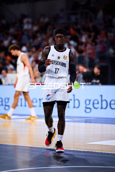 Dennis Schröder (17; Deutschland) auf dem Court
