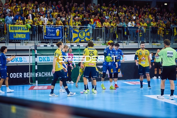 Spielerbesprechung auf dem Spielfeld