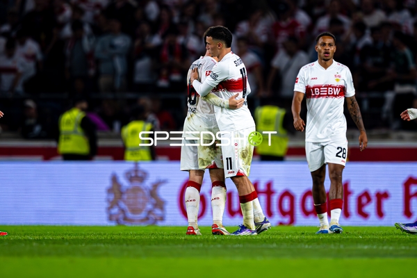 Spieler Bilal El Khannouss (11; VfB Stuttgart) und Nikolas Nartey (28; VfB Stuttgart) feiern