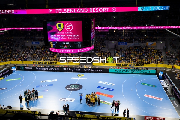 Teams positionieren sich vor Spielbeginn