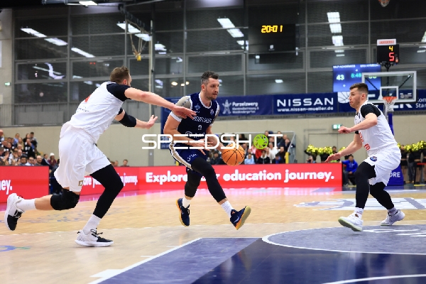 Paul Zipser (9; MLP Academics Heidelberg) mit Ball gegen Ondrej Sehnal (19; Basketball Nymburg)