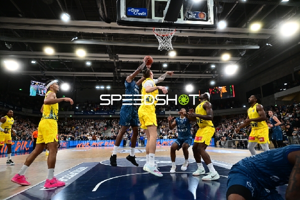 Christopher Clemons (3; EWE Baskets Oldenburg) im Wurfduell mit Erol Ersek (11; MLP Academics Heidelberg) und Ryan Mikesell (33; MLP Academics Heidelberg)