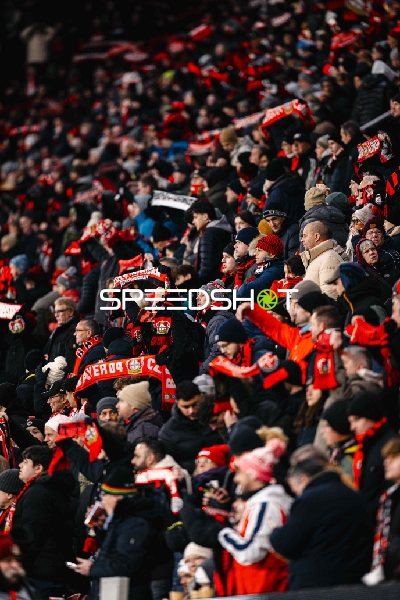 Fans feiern in BayArena