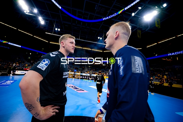 Spieler im Gespräch auf dem Spielfeld