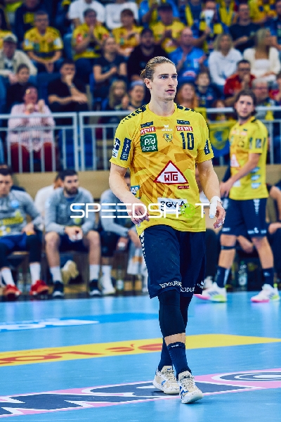 Juri Knorr von den Rhein Neckar Löwen wartet auf die nächste Spielaktion.