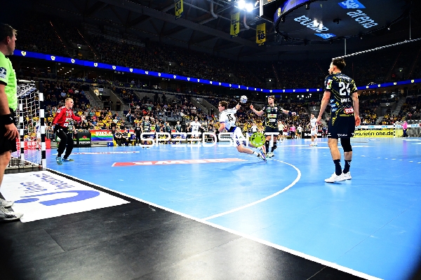 Handball-Szene mit Wurf