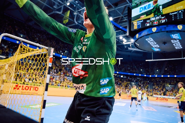 Torhüter der Rhein Neckar Löwen hält den Ball.